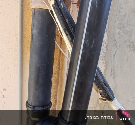 צינורות פלסטיק מותקנים על קיר חיצוני